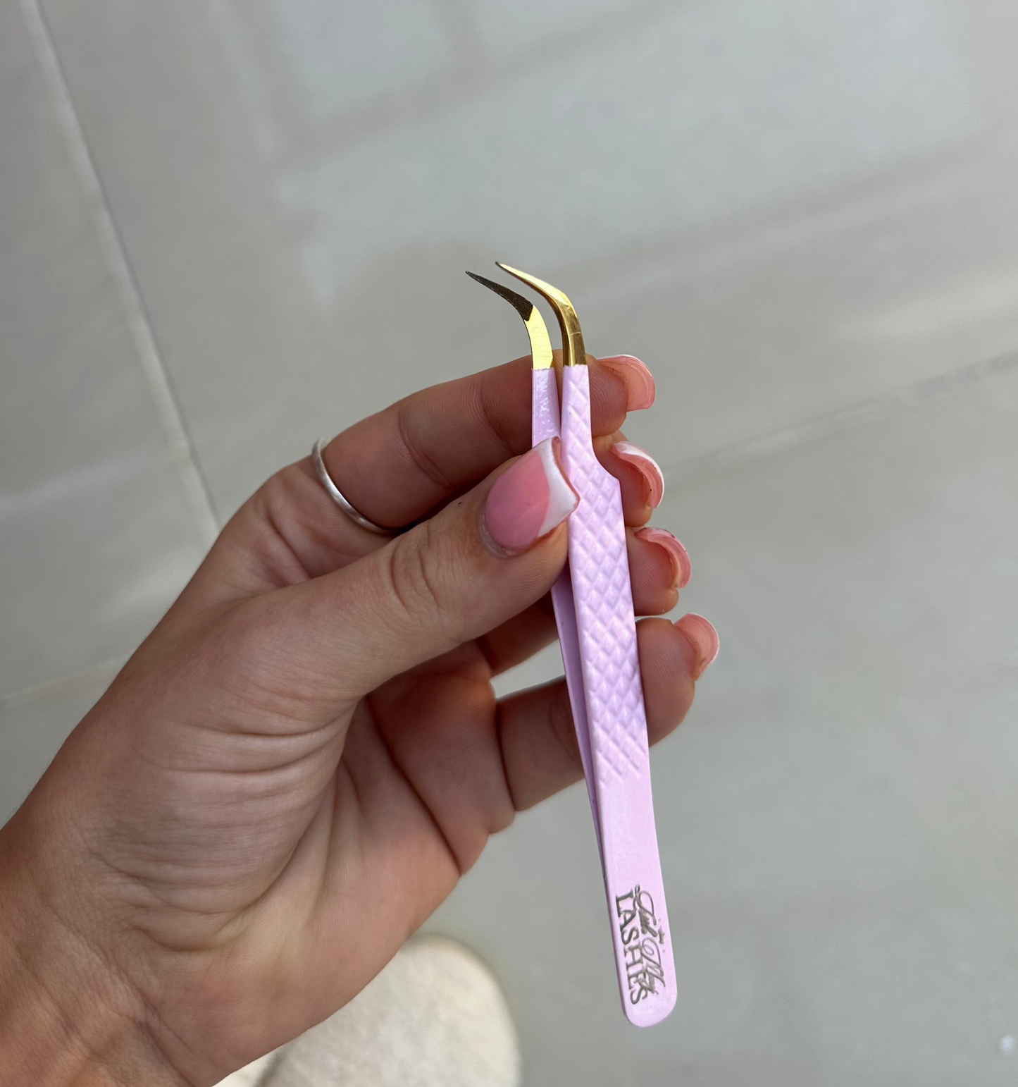 CURVY BABES FIBRE TIP TWEEZER